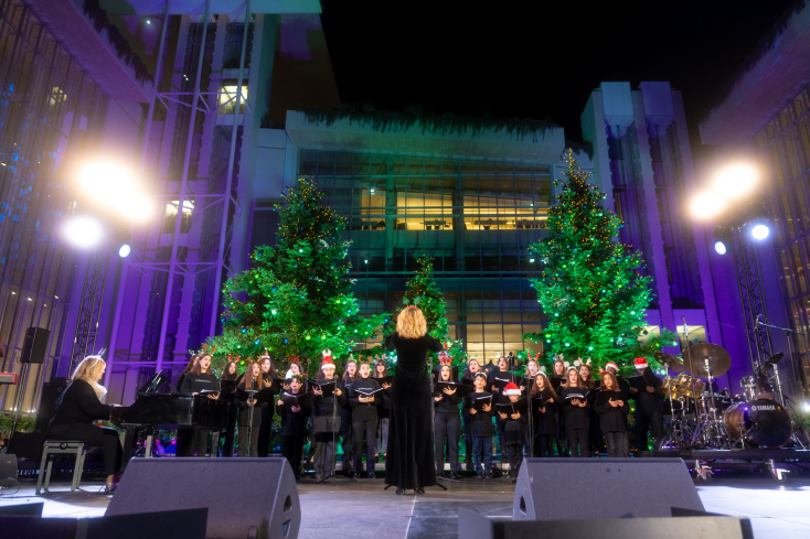 Η βραδιά ξεκίνησε με τη χορωδία νέων του El Sistema Greece, υπό τη διεύθυνση της Βάγιας Παπαγιαννοπούλου