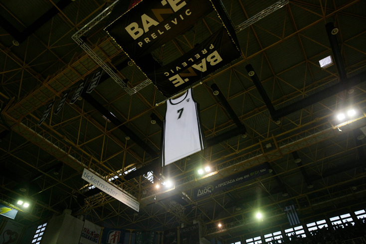 Βράβευση και απόσυρση της φανέλας του παλαίμαχου μπασκετμπολίστα του ΠΑΟΚ Μπάνε Πρέλεβιτς στο κλειστό γήπεδο ΠΑΟΚ, στη Θεσσαλονίκη (Aπρίλιος, 2023) © ΑΠΕ-ΜΠΕ/ΑΧΙΛΛΕΑΣ ΧΗΡΑΣ