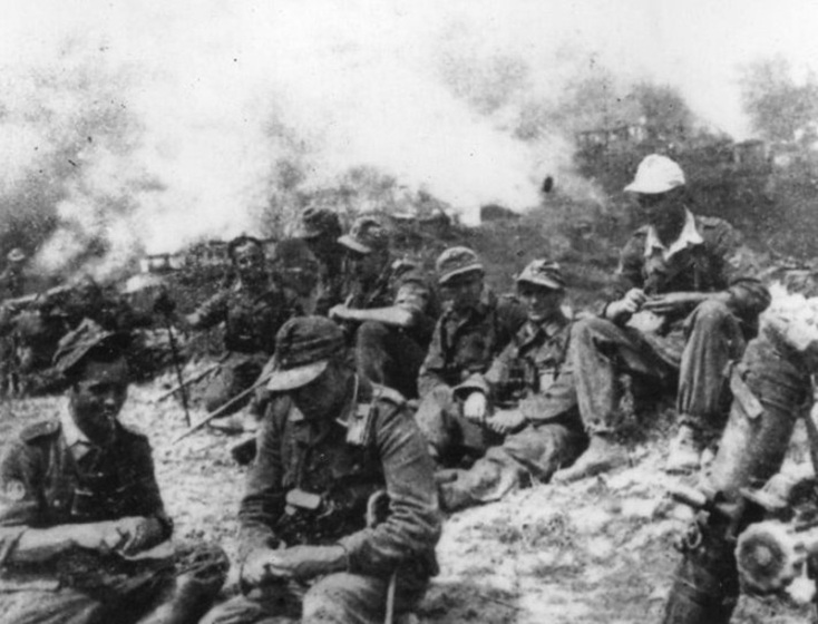 Γερμανοί στρατιώτες στα φλεγόμενα Καλάβρυτα.