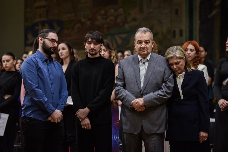 Θεσσαλονίκη: Σε κλίμα συγκίνησης το ΑΠΘ απένειμε στις οικογένειες φοιτητριών που έχασαν τη ζωή τους στα Τέμπη το πτυχίο τους.