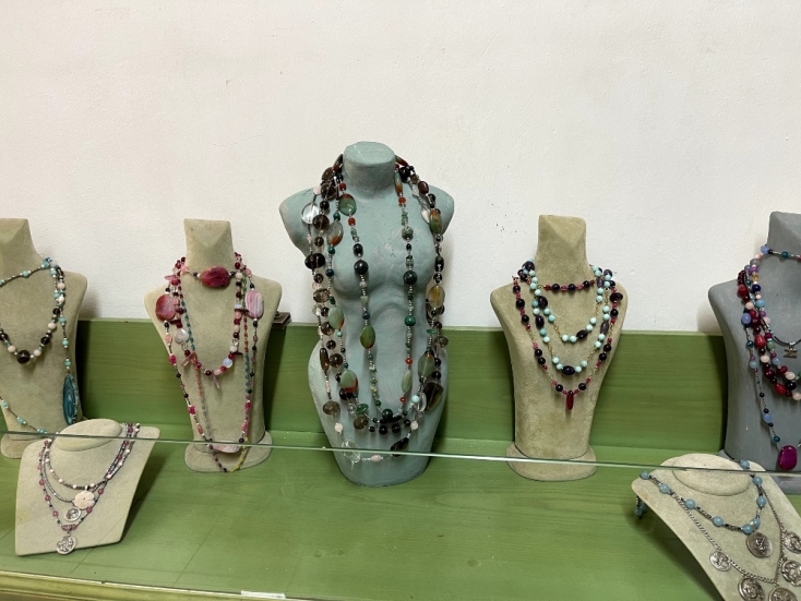 Χρύσα: Το εργαστήρι επισκευής κοσμημάτων της Χρύσας Ζαφειροπούλου και του Ωρίωνα στην οδό Θησέως στο Σύνταγμα