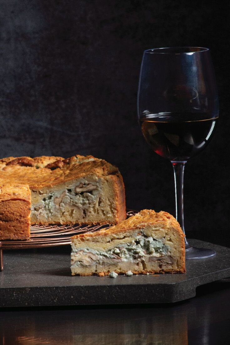 Αλμυρό κέικ γεμιστό με blue cheese και καρύδια