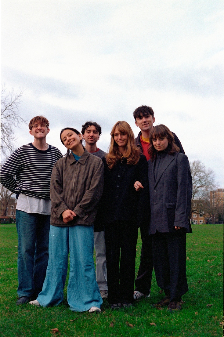 Black Country, New Road: Τα t-shirts που πουλάμε, πληρώνουν το νοίκι