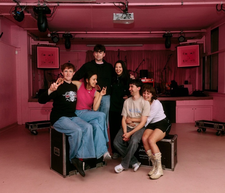 Black Country, New Road: Τα t-shirts που πουλάμε, πληρώνουν το νοίκι