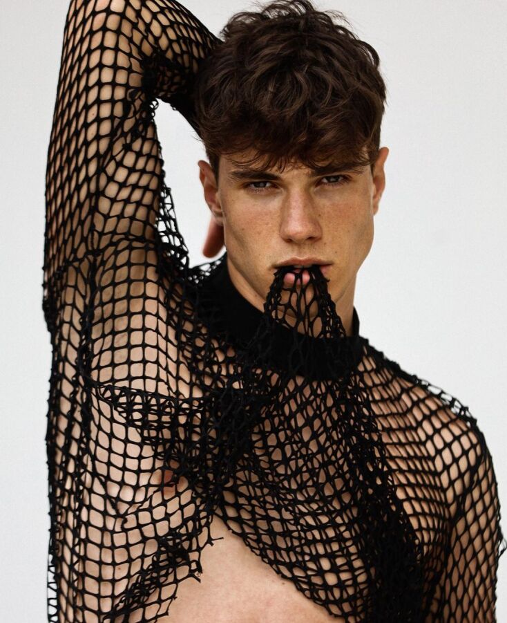 Εντοάρντο Σαντίνι: Αποφάσισε να εγκαταλείψει το μόντελινγκ και να γίνει ιερέας - Στα 17 του είχε ψηφιστεί ως ο πιο όμορφος άντρας της Ιταλίας. 