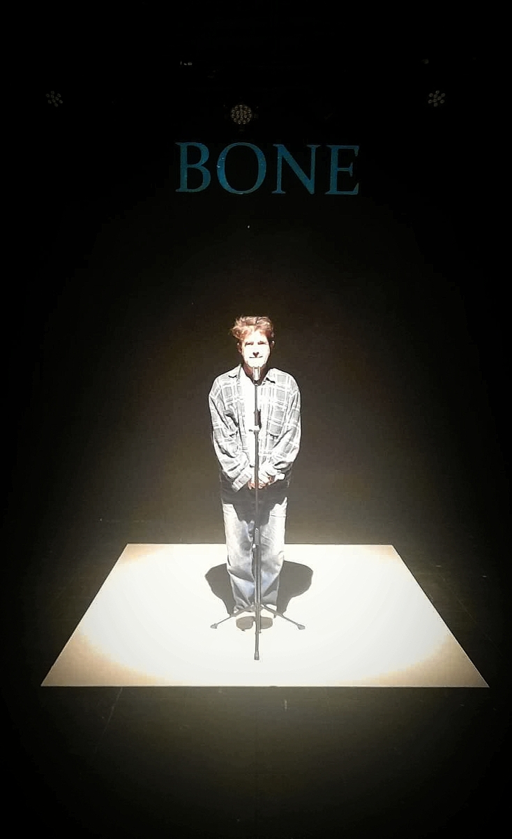 «Κόκκαλο»: Η καθηλωτική παράσταση επιστρέφει στο Θέατρο Σημείο. 