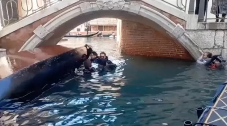 Βενετία: Ανατροπή γόνδολας έπειτα από την άρνηση των τουριστών να καθίσουν κάτω και να σταματήσουν να βγάζουν selfies - Το βίντεο του περιστατικού.