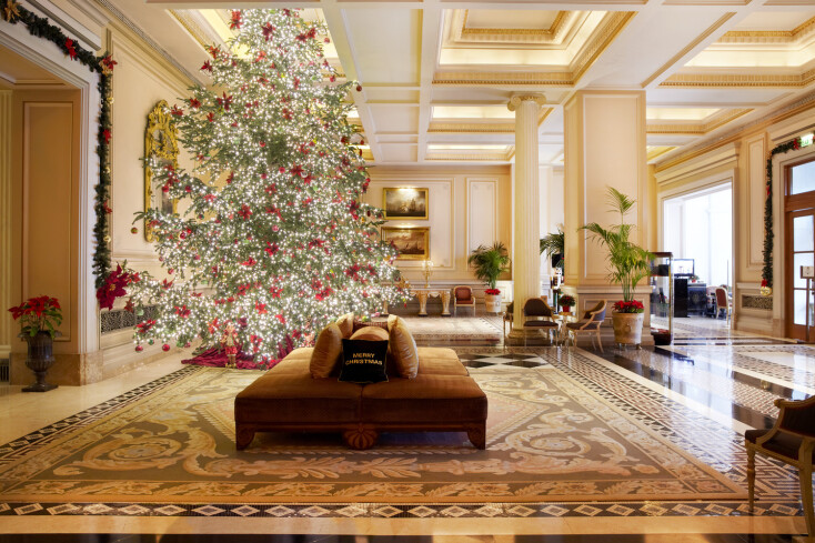 christmas_decorated_lobby