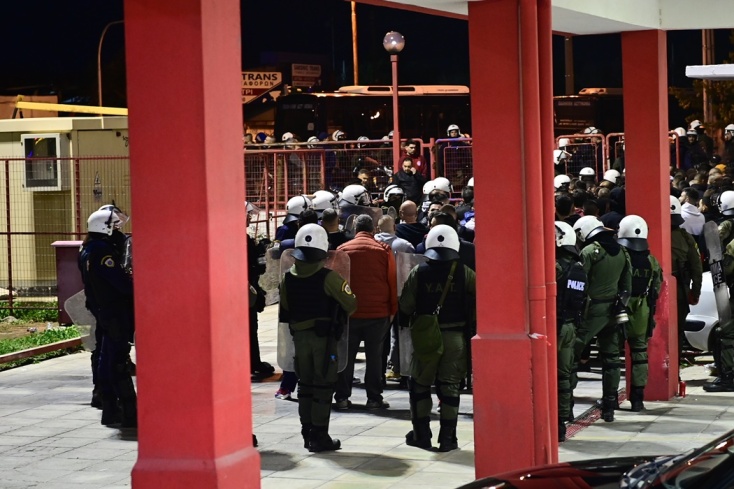 Επεισόδια στο Ρέντη: Ποινική δίωξη σε βάρος του 18χρονου που εκτόξευσε τη φωτοβολίδα στον αστυνομικό