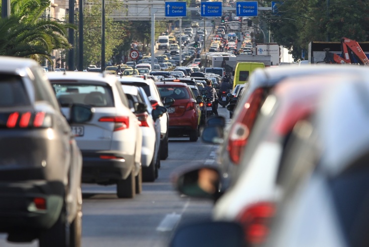Αυτοκίνητα σε στοίχους λόγω κίνησης σε κεντρικό δρόμο της Αθήνας