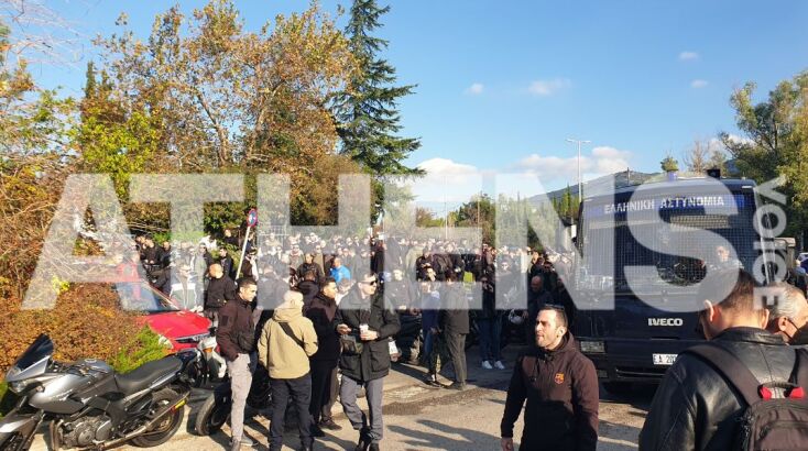 Επεισόδια στου Ρέντη: Συγκέντρωση διαμαρτυρίας από τους αστυνομικούς, για τον τραυματισμό του 31χρονου συναδέλφου τους που χτυπήθηκε από ναυτική φωτοβολίδα.