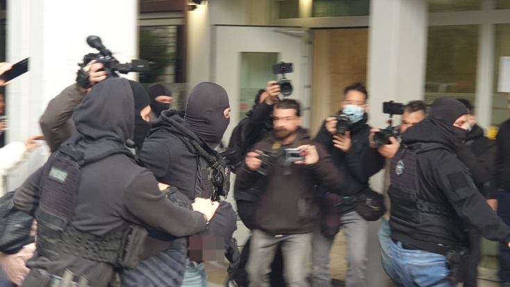 Ο 18χρονος που ομολόγησε ότι πέταξε τη φωτοβολίδα οδηγήθηκε στα δικαστήρια Πειραιά