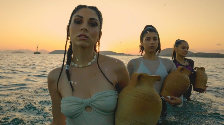 «Κρασί μ’ σε πίνω για καλό»: Η Δάφνη Νικολάου διασκεύασε το παραδοσιακό ηπειρώτικο τραγούδι - Το βιντεοκλίπ σε Ζαγοροχώρια και Ηγουμενίτσα