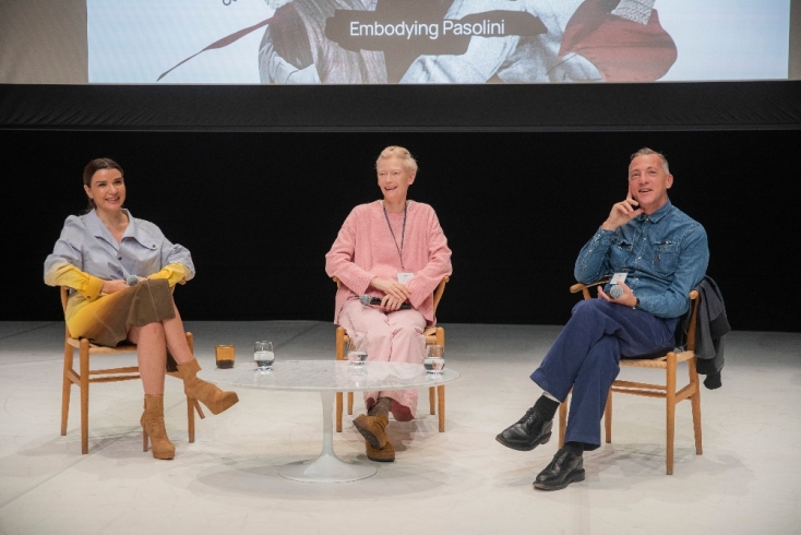 Η Τίλντα Σουίντον, ο Ολιβιέ Σαγιάρ και η Αφροδίτη Παναγιωτάκου κατά τη συνέντευξη Τύπου για το «Ενσαρκώνοντας τον Παζολίνι» στη Στέγη