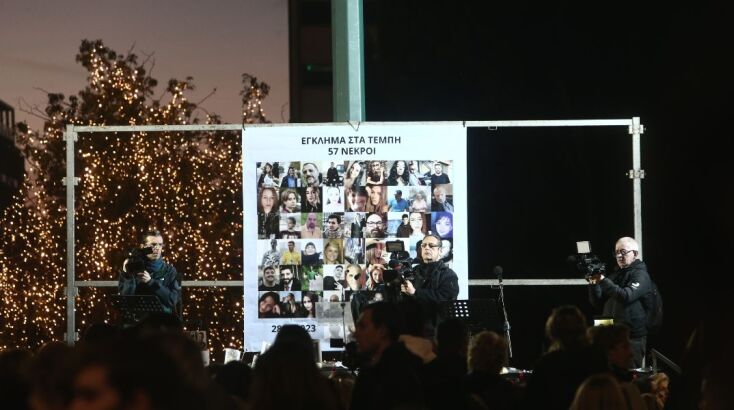 «Δεν ξεχνώ. 57 ψυχές ζητούν δικαίωση»: Συγκέντρωση διαμαρτυρίας στο Σύνταγμα για την τραγωδία των Τεμπών