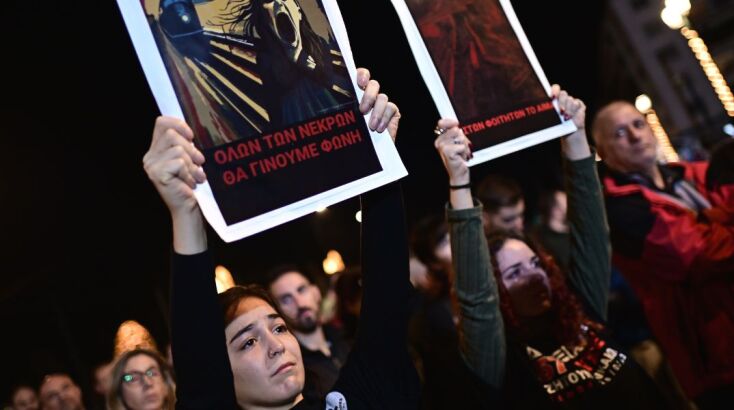 «Δεν ξεχνώ. 57 ψυχές ζητούν δικαίωση»: Συγκέντρωση διαμαρτυρίας στο Σύνταγμα για την τραγωδία των Τεμπών