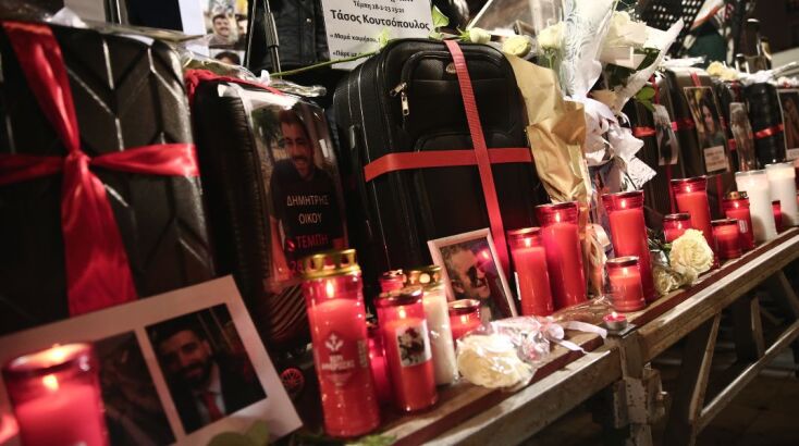 «Δεν ξεχνώ. 57 ψυχές ζητούν δικαίωση»: Συγκέντρωση διαμαρτυρίας στο Σύνταγμα για την τραγωδία των Τεμπών