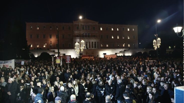 «Δεν ξεχνώ. 57 ψυχές ζητούν δικαίωση»: Συγκέντρωση διαμαρτυρίας στο Σύνταγμα για την τραγωδία των Τεμπών