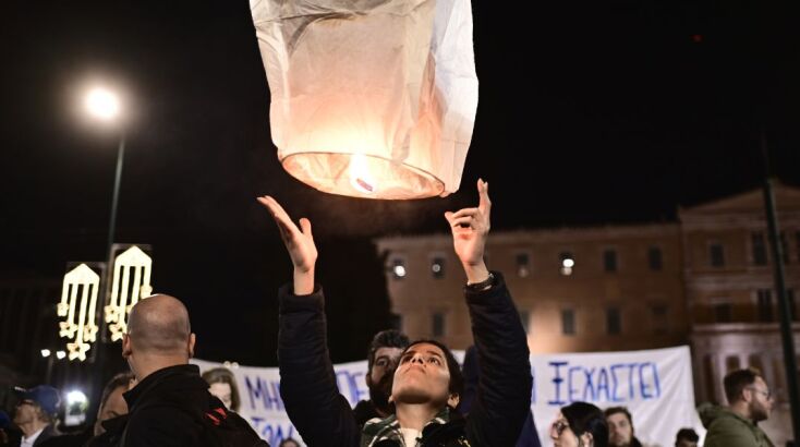 «Δεν ξεχνώ. 57 ψυχές ζητούν δικαίωση»: Συγκέντρωση διαμαρτυρίας στο Σύνταγμα για την τραγωδία των Τεμπών