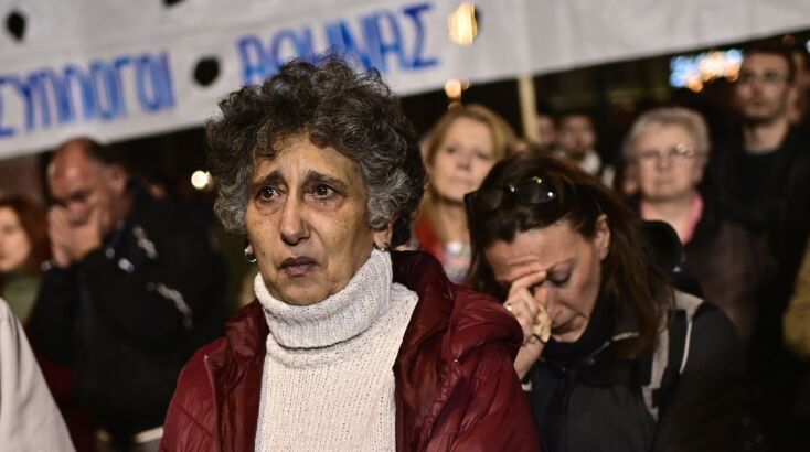 «Δεν ξεχνώ. 57 ψυχές ζητούν δικαίωση»: Συγκέντρωση διαμαρτυρίας στο Σύνταγμα για την τραγωδία των Τεμπών