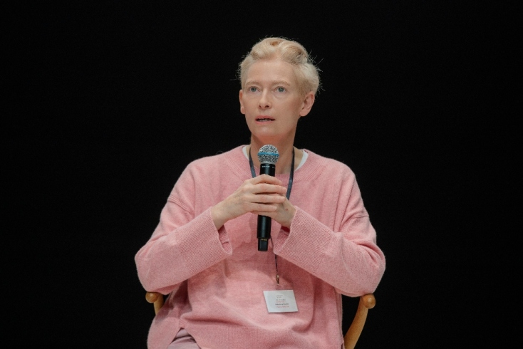 Η Τίλντα Σουίντον στη Στέγη