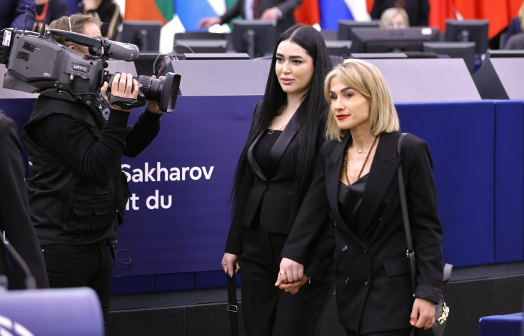 ΕΕ - Η Ιρανή Μαχσά Αμινί τιμήθηκε μετά θάνατον με το βραβείο Ζαχάροφ - «Σύμβολο ελευθερίας» η 22χρονη που πέθανε μετά τη σύλληψη από την αστυνομία ηθών.