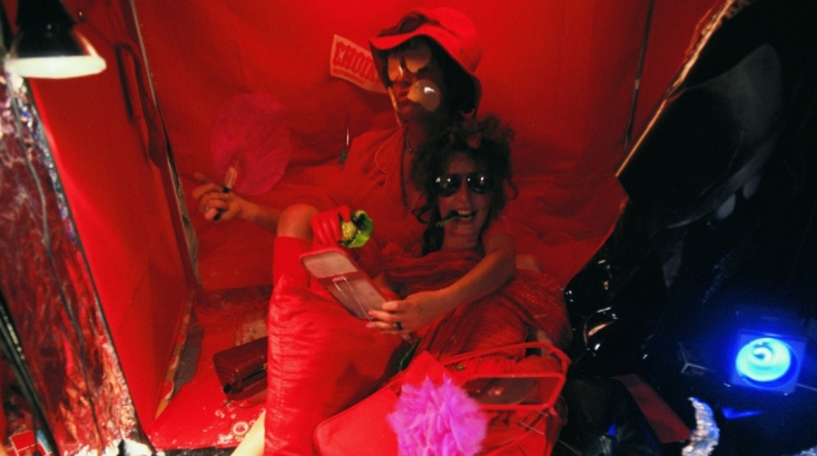 Λήδα Παπακωνσταντίνου: Φωτογραφία από περφόρμανς στο πλαίσιο της έκθεσης Το Κουτί, 1981 