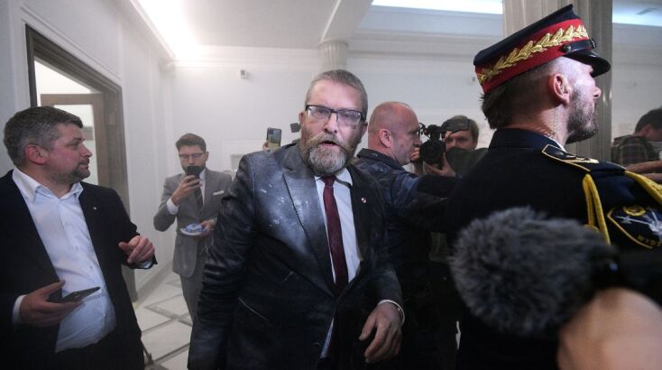 Πολωνία: Ακροδεξιός βουλευτής έσβησε με πυροσβεστήρα στη Βουλή τα κεριά για το Χανουκά - Αντιδράσεις μετά την αντισημιτική επίθεση.