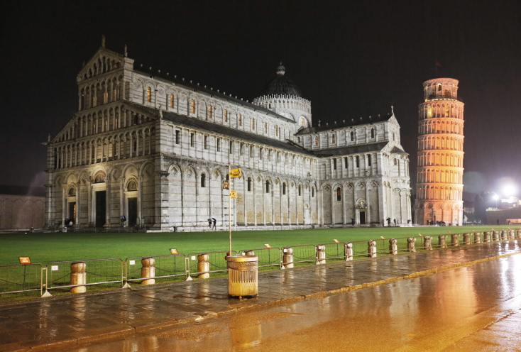 Η κλίση του Πύργου άρχισε κατά τη διάρκεια της κατασκευής του και οφειλόταν στην ανεπαρκή θεμελίωση πάνω στο έδαφος