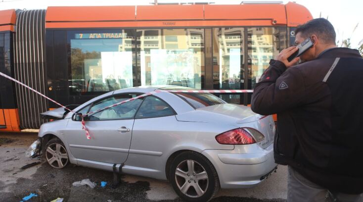 Εικόνες και βίντεο από το δυστύχημα με το τραμ στο Παλαιό Φάληρο