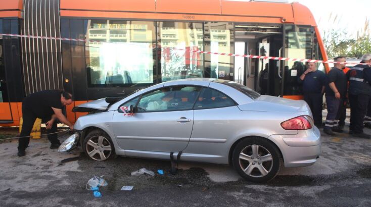 Εικόνες και βίντεο από το δυστύχημα με το τραμ στο Παλαιό Φάληρο