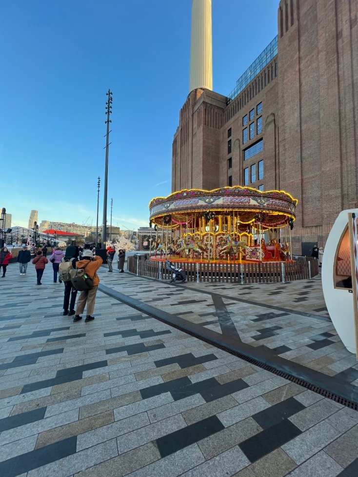 Τα μαγικά «Χριστουγεννιάτικα Δέντρα» του Ντέιβιντ Χόκνεϊ στις όχθες του Τάμεση