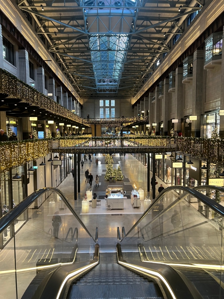 Τα μαγικά «Χριστουγεννιάτικα Δέντρα» του Ντέιβιντ Χόκνεϊ στις όχθες του Τάμεση