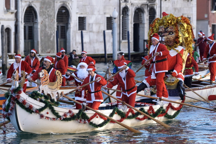  Αϊ-Βασίληδες αφήνουν τα έλκηθρα για τις γόνδολες στην παραδοσιακή χριστουγεννιάτικη ρεγκάτα της Βενετίας