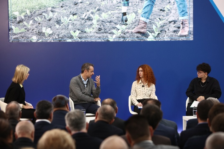 Ο Κυριάκος Μητσοτάκης με μαθητές σε εκδήλωση για τις αλλαγές στην επαγγελματική εκπαίδευση και κατάρτιση στο Πρότυπο ΕΠΑΛ Περάματος