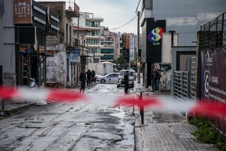 Το σημείο όπου έπεσαν οι πυροβολισμοί στο Γκάζι αποκλεισμένο με κορδέλα της αστυνομίας