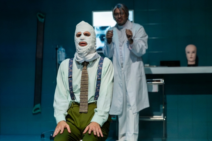 «Ο άσχημος» στο Νέο Θέατρο Κατερίνας Βασιλάκου