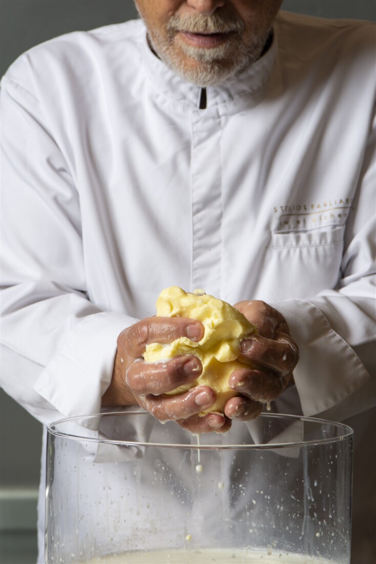 Ο Στέλιος Παρλιάρος κάνει συνταγές με βούτυρο 