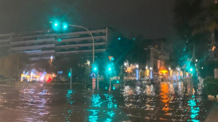 Πλημμύρισε ο Φλοίσβος από τη βροχή - Δείτε εικόνες