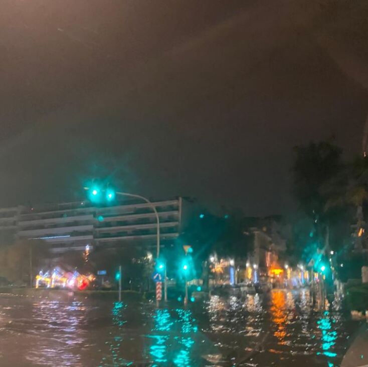 Πλημμύρισε ο Φλοίσβος από τη βροχή - Δείτε εικόνες