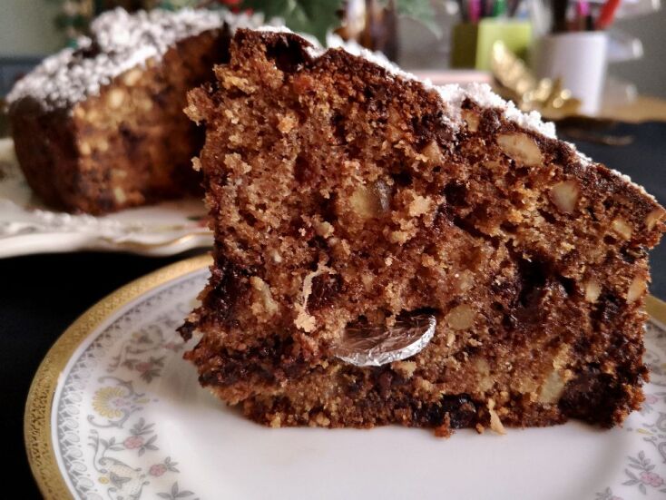 Κέικ με δύο σοκολάτες, ξηρούς καρπούς και δαμάσκηνα