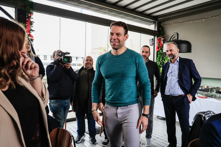 Χριστουγεννιάτικο γεύμα Κασσελάκη με πολιτικούς συντάκτες λίγο πριν φύγει για το Τέξας