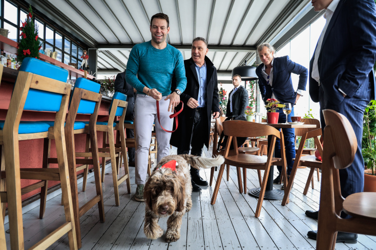 Χριστουγεννιάτικο γεύμα Κασσελάκη με πολιτικούς συντάκτες λίγο πριν φύγει για το Τέξας