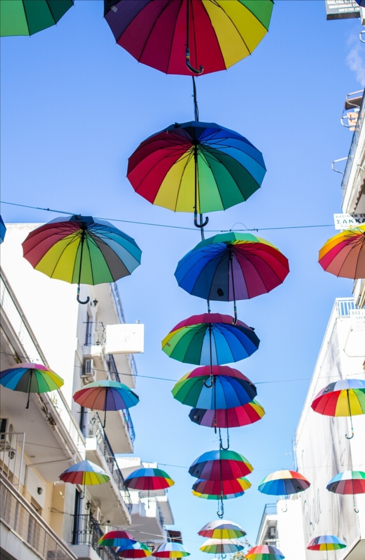 Οι αιωρούμενες ομπρέλες στα Τρίκαλα  που κλέβουν τις εντυπώσεις  