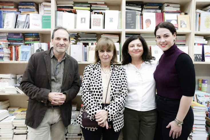 Χριστουγεννιάτικη επίσκεψη της Κ. Σακελλαροπούλου σε κεντρικό βιβλιοπωλείο της Αθήνας