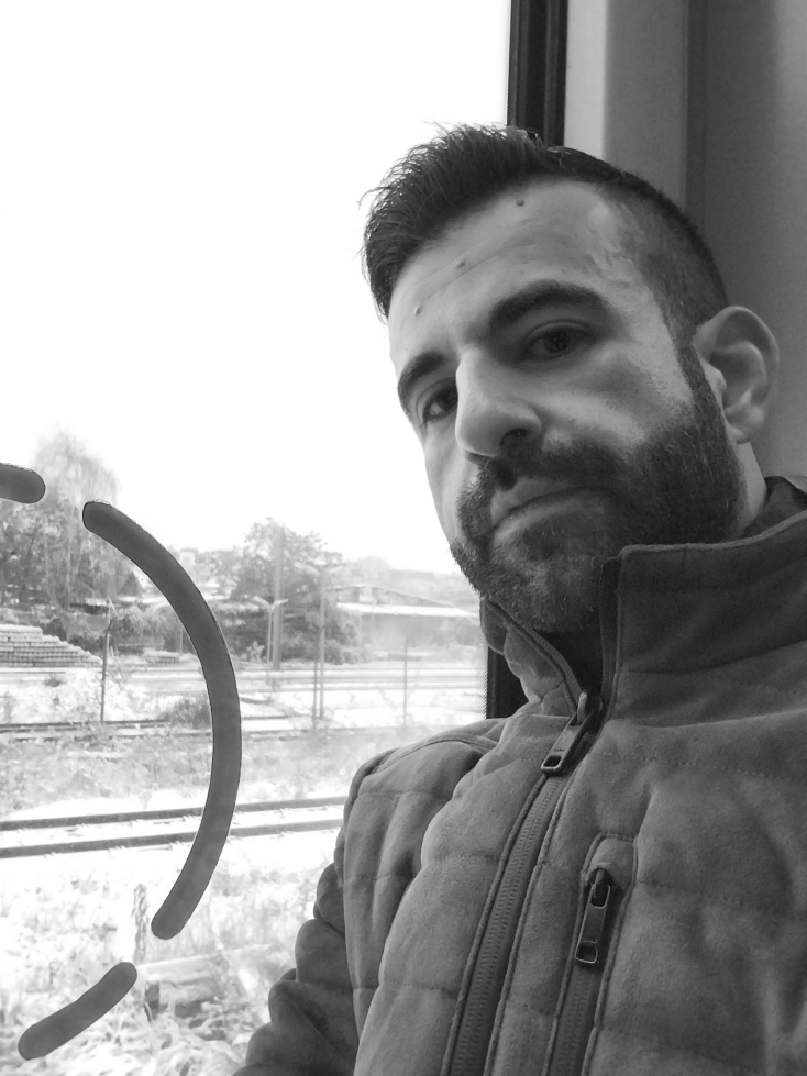 Ο νέος συγγραφέας Γιώργος Παναγή μιλάει για το πρώτο του μυθιστόρημα «Χωριό Ποτέμκιν» που κυκλοφορεί από τις εκδόσεις Τόπος.