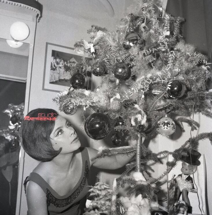 Η Τζένη Καρέζη