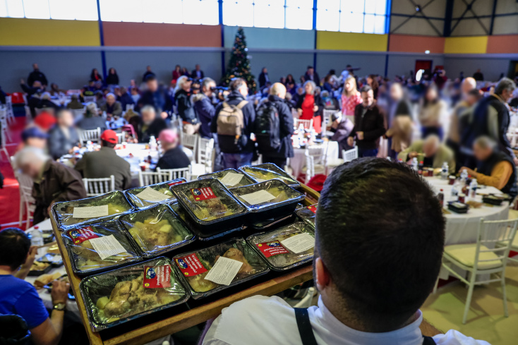 Γεύμα αγάπης για τους άστεγους από τον Δήμο Αθηναίων