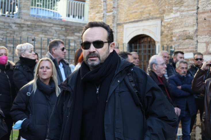 Καλλιτέχνες στο τελευταίο αντίο στον Βασίλη Καρρά