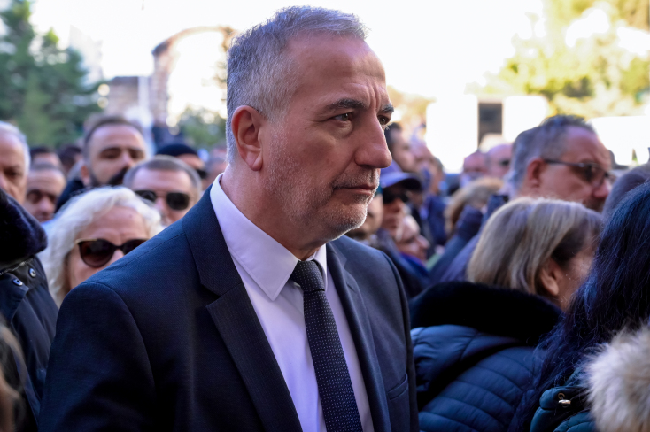 Πλήθος κόσμου στην κηδεία του Βασίλη Καρρά